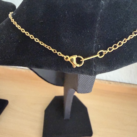 Clover Pendant Necklace – Elegant, Minimal & Chic - Picture 3 of 3